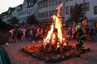 Auf dem Rochlitzer Markt waren viele Gäste zum Hexenfeuer und Maibaumsetzen gekommen.