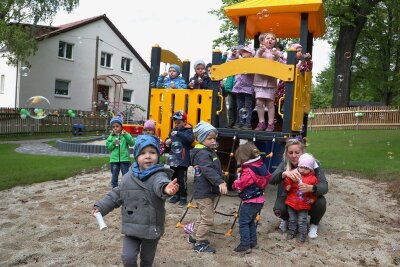 17 Dorfkinder freuen sich über 77.000 Euro teuren Spielplatz - Die Mädchen und Jungen aus der Kindertagesstätte in Weidensdorf waren am Donnerstag erstmals auf dem neuen Spielplatz. 