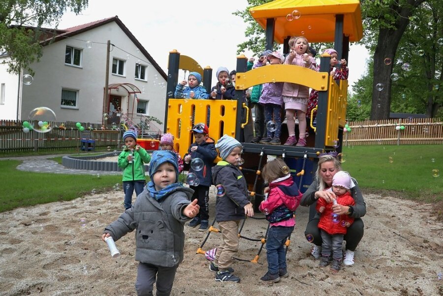 17 Dorfkinder freuen sich über 77.000 Euro teuren Spielplatz - Die Mädchen und Jungen aus der Kindertagesstätte in Weidensdorf waren am Donnerstag erstmals auf dem neuen Spielplatz. 