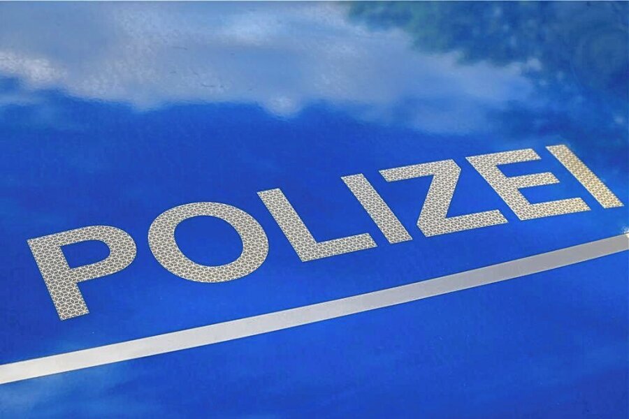 17-Jährige auf einem Simson-Moped stößt in Scheikershain mit Auto zusammen - Die Polizei eilte zu einem Unfall nach Schweikershain. 