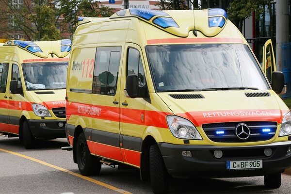 17-Jährige durch umgestürzten Maibaum in Kauschwitz verletzt - 