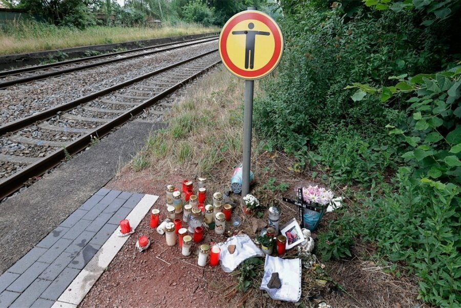Zeichen der Trauer nach dem tödlichen Bahnunfall im Chemnitzer Stadtteil Wittgensdorf. Ein 17-Jähriger war beim Überqueren der Gleise von einer Regionalbahn erfasst worden. 