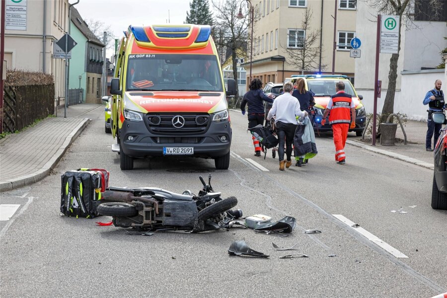 17-jähriger Mopedfahrer bei Unfall in Oberlungwitz schwer verletzt - Ein schwerer Verkehrsunfall hat sich am Mittwoch auf der Kreuzung Hirschgrundstraße/Hofer Straße ereignet.