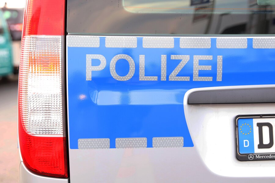 17-Jähriger nach mutmaßlichem Raub festgenommen - Ein 17-Jähriger hat am Sonntag in Zwickau versucht, zwei Männer und eine Frau auszurauben.