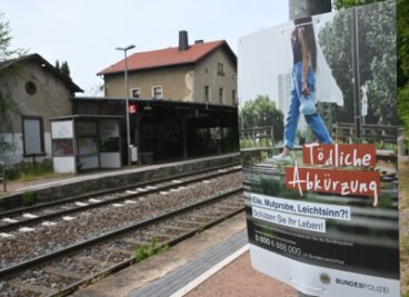 17-Jähriger von Zug erfasst: Bundespolizei warnt vor Leichtsinn - Plakate aus traurigem Anlass: Am Haltepunkt Wittgensdorf wird eindringlich vor dem Überschreiten der Gleise gewarnt. 