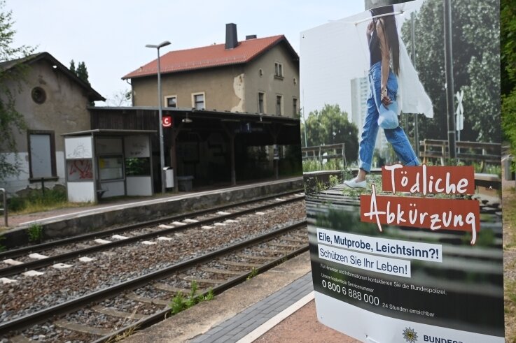 17-Jähriger von Zug erfasst: Bundespolizei warnt vor Leichtsinn - Plakate aus traurigem Anlass: Am Haltepunkt Wittgensdorf wird eindringlich vor dem Überschreiten der Gleise gewarnt. 