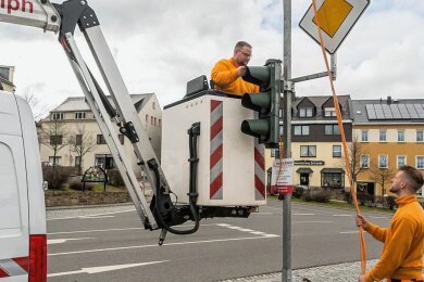 Mitarbeiter eines Chemnitzer Verkehrssicherungsunternehmens haben am Dienstag Ampelanlagen auf dem Lengefelder Markt installiert, über den ab Montag die Umleitung der B 174 führen wird. 