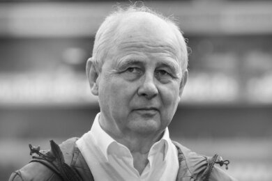 Die Frankfurter Spieler-Legende Bernd Hölzenbein ist im Alter von 78 Jahren gestorben.
