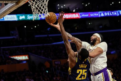 Lakers-Forward-Center Anthony Davis (r) punktet - insgesamt sorgte er für 36 Zähler.