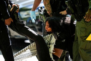 Die Behörden in Atlanta nehmen einen Demonstranten auf dem Campus der Emory University während einer pro-palästinensischen Demonstration fest.