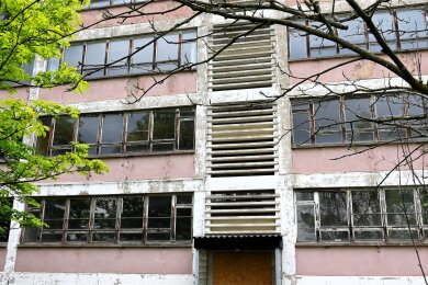 Die typische DDR-Neubauschule: 1977 wurde dieser Bau in Hainichen eingeweiht, seit 2013 wird das Haus nicht mehr genutzt und verfällt. Die Stadt will das Gebäude nun abreißen lassen, möglichst noch in diesem Jahr.