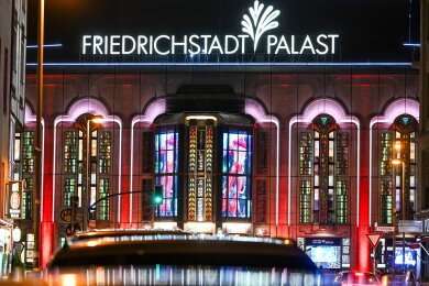 Der Friedrichstadt-Palast ist während der Premiere der Grand Show "Falling - In Love" festlich beleuchtet.