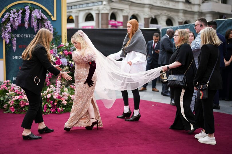 Fünf Frauen und ein Schleier: Schauspielerin Nicola Coughlin kommt in einem extravaganten Kleid zu der Vorführung des zweiten Teils der dritten Staffel der Fernsehserie "Bridgerton" in London.