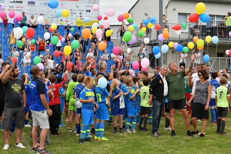 170 Ballons zum Gedenken - Im Lunzenauer Stadion wurden nach einer Gedenkminute etwa 170 Luftballons als Gruß an den verstorbenen Paul Friedemann in den Himmel geschickt.