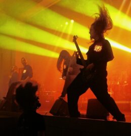 170 Fans genießen Metal-Musik - Die Band "Omega Purge" kam beim Publikum gut an. 