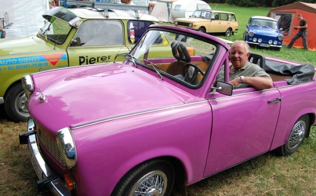 <p class="artikelinhalt">Kurt Päßler (68) aus Oelsnitz lässt auf sein pinkfarbenes Trabant-Cabrio nichts kommen. Er ist Stammgast des Treffens. </p>