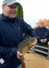 1700 Teichfest-Gäste freuen sich über frische Karpfen und Räucherfisch - 