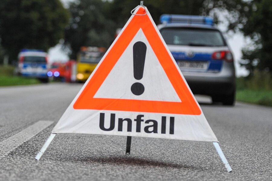 18.000 Euro Schaden bei Unfall auf Autobahn A 72 bei Oelsnitz - Zur Aufnahme eines Unfalls war die Polizei auf der A 72 im Einsatz.