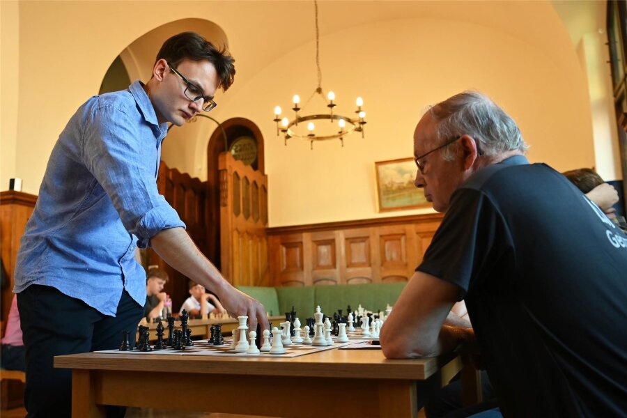 18 auf einen Streich: Schach-Großmeister bezwingt alle Gegner in Geringswalde gleichzeitig - Der Schach-Großmeister Roven Vogel bezwang beim Simultanschachturnier des LWV Geringswalde alle seine 18 Kontrahenten.