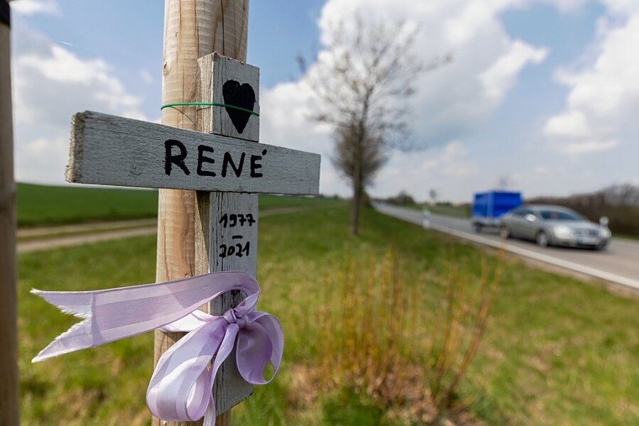 Das Gedenkkreuz für den getöteten Motorradfahrer nahe der Unfallstelle an der Neumarker Ortsumgehung: Der 44-Jährige hinterlässt Ehefrau und Tochter. 