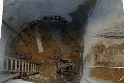 18-Meter-Loch in Freiberg: Tagebruch soll bis Ende Juli saniert sein - Bei der Straßenbaustelle an der Himmelfahrtsgasse in Freiberg wurde ein alter Schacht entdeckt.