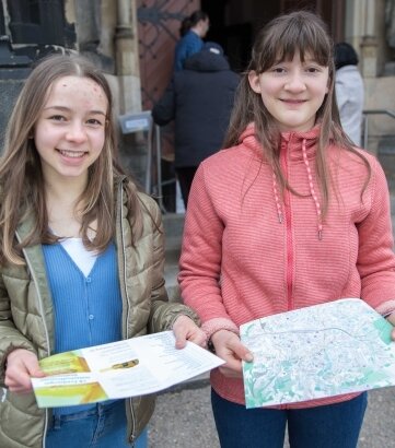 Vor dem Gottesdienst in der Jakobikirche informierten sich am Sonntag Carolin und Marit mit Flyer und Stadtplan über die Station an der Kirche. 