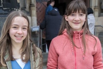 18 Stationen der Hoffnung - Vor dem Gottesdienst in der Jakobikirche informierten sich am Sonntag Carolin und Marit mit Flyer und Stadtplan über die Station an der Kirche. 