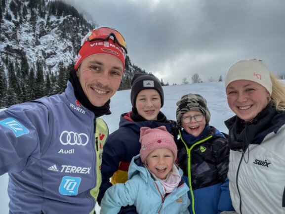18 WM-Medaillen: Erzgebirger Eric Frenzel jetzt der erfolgreichste nordische Skisportler der Welt - Eric Frenzel mit seiner Familie, natürlich im Schnee: Für Philipp (16 Jahre), Emma (5), Leopold (7) und Ehefrau Laura will der 34-jährige Erzgebirger künftig mehr Zeit haben. 