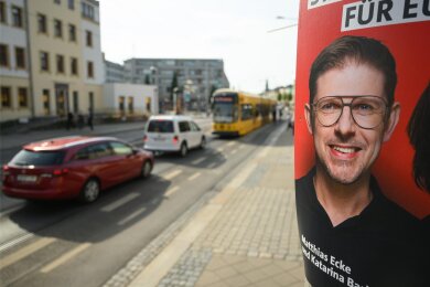 Der Tatort in Dresden: Ein Wahlplakat des sächsischen SPD-Spitzenkandidaten zur Europawahl, Matthias Ecke, an der Schandauer Straße im Stadtteil Striesen. Hier wurde der 41-Jährige am Freitagabend überfallen.
