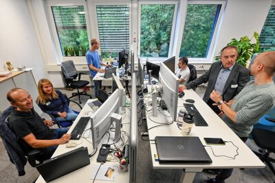 Software-Schmiede mit Blick ins Grüne: Standortleiter Ingo Gringer (zweiter von rechts) im Gespräch mit einigen der 150 MSG-Mitarbeiter am Standort Chemnitz. 