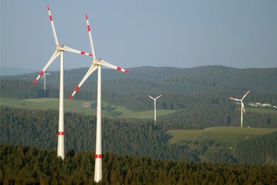 Windräder über Wald – wie hier in Baden-Württemberg – sind auch in Mittelsachsen grundsätzlich möglich. Eine Stellungnahme der Stadt Freiberg erhebt gegen bestimmte Suchgebiete Bedenken.