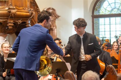 Pascal Kaufmann (vorn rechts) ist Chef des Musiksommers und Dirigent der Jungen Philharmonie Augustusburg. Er wird auch solistisch an Orgel und Klavier zu erleben sein.