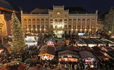 Der Zwickauer Weihnachtsmarkt soll wie gewohnt auf dem Hauptmarkt stattfinden - allerdings mit ein paar Buden weniger als auf diesem Bild aus dem Jahr 2018. 