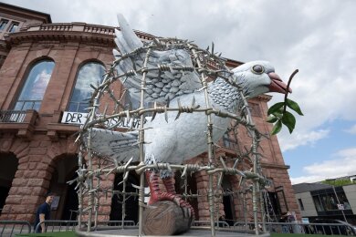 Anlässlich des "Tages der Befreiung" wurde die große "Friedenstaube" aus dem diesjährigen Rosenmontagsumzug vor dem Theater in Mainz aufgestellt.
