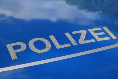 Hakenkreuz und SS-Rune wurden ans Zwickauer Rathaus geschmiert. Die Polizei bittet um Zeugenhinweise.