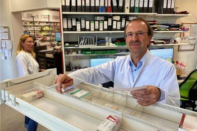 „Derzeit sind über 300 Medikamente nicht lieferbar.“ Ulrich Stahn steht in der Sonnenapotheke Reichenbach voll hinter dem Protest. „Als es keinen Fiebersaft gab, haben wir tagelang selber hergestellt. Zeit, die woanders fehlte.“