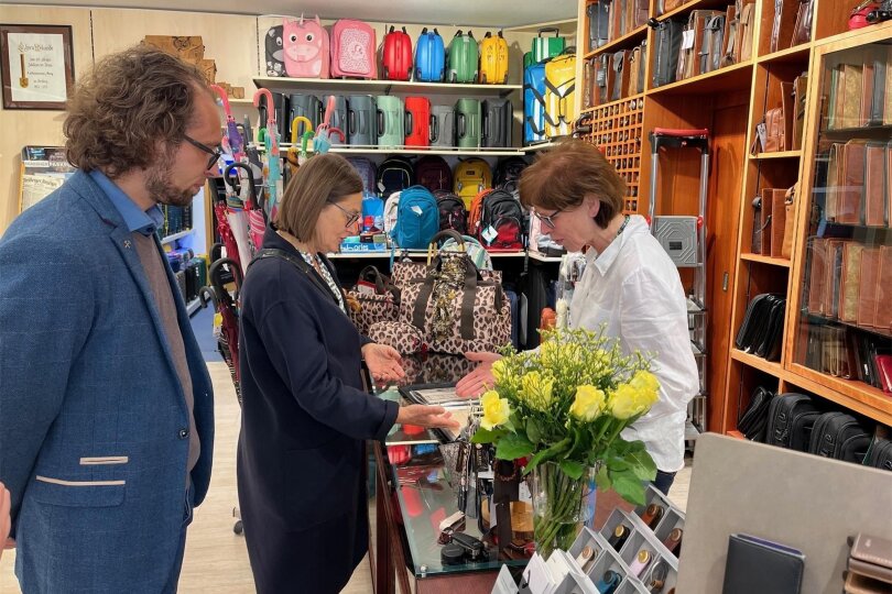 Im Geschäft Lederwaren May zeigte Petra Scholz am Samstag Staatssekretärin Babara Meyer spontan alte Dokumente aus der Firmengeschichte.