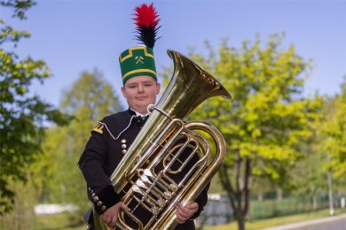 Lias Ulbricht mit seiner Tuba. Der 13-Jährige ist zu Beginn des Jahres vom Nachwuchsorchester ins Bergmusikkorps Frisch Glück aufgerückt. Und er ist stolz darauf, nun auch bei den Erwachsenen mitspielen zu dürfen. Am Sonntag spielt er mit ihnen das erste große Konzert.