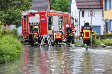 Einsatzkräfte der Feuerwehr pumpen nach einem Unwetter einen Keller in Veringenstadt leer.