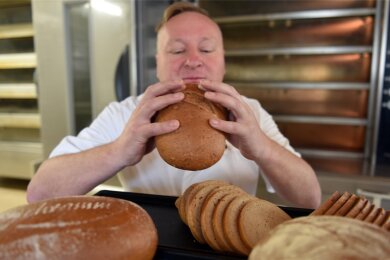 Obermeister René Buschmann in seiner Bäckerei in Dorfchemnitz: Er checkt seine Ware mit einem Geruchstest.