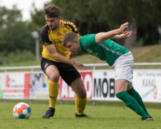 Zugänge unter sich: Lukas Böhme (l.), der von Fortuna Langenau zum BSC Freiberg wechselte, und Michael Nickel, der aus Hessen nach Lichtenberg kam, trafen mit ihrem Teams beim Sommer-Cup aufeinander. 