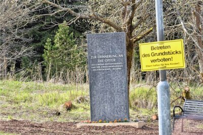 Das ist Meinungsfreiheit, sagt das Sächsische Oberverwaltungsgericht. Der von Rechtsextremen errichtete Corona-"Gedenkstein" in Zinnwald darf stehen bleiben.