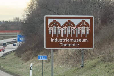 181.000 Euro für zwei Autobahnschilder: Ist das Wucher? - Rund 3500 touristische Autobahnschilder gibt es bundesweit entlang der Autobahnen. Dazu gehört auch der Hinweis auf das „Industriemuseum Chemnitz“ an der A 4 zwischen Chemnitz-Ost und Glösa.