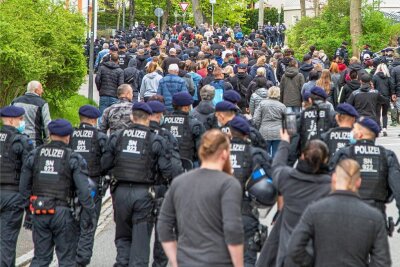 186 Corona-Verstöße bei Protest in Zwönitz - Die Polizei begleitete den "Montagsspaziergang" in Zwönitz kurze Zeit und stoppte ihn dann. 