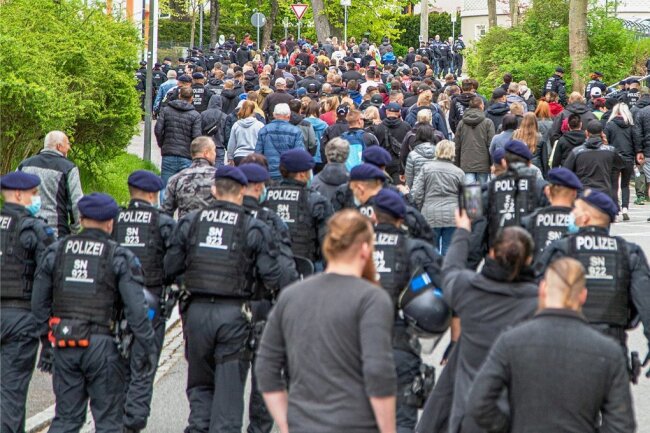 Die Polizei begleitete den "Montagsspaziergang" in Zwönitz kurze Zeit und stoppte ihn dann. 