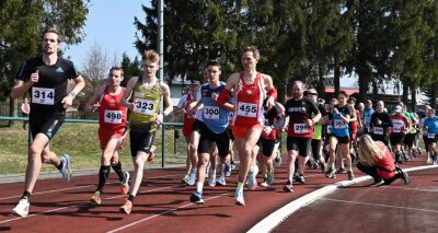 187 Leute laufen für den guten Zweck - Der Reichenbacher Sebastian Hendel (vorne links) dominierte den Hauptlauf der Treuener Stadtmeisterschaften. Für den Langstreckenläufer ging es dabei nicht nur um den guten Zweck, er nutzte den Lauf auch zur Vorbereitung auf die nächsten Wettkämpfe.