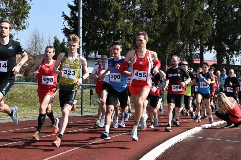 Der Reichenbacher Sebastian Hendel (vorne links) dominierte den Hauptlauf der Treuener Stadtmeisterschaften. Für den Langstreckenläufer ging es dabei nicht nur um den guten Zweck, er nutzte den Lauf auch zur Vorbereitung auf die nächsten Wettkämpfe.