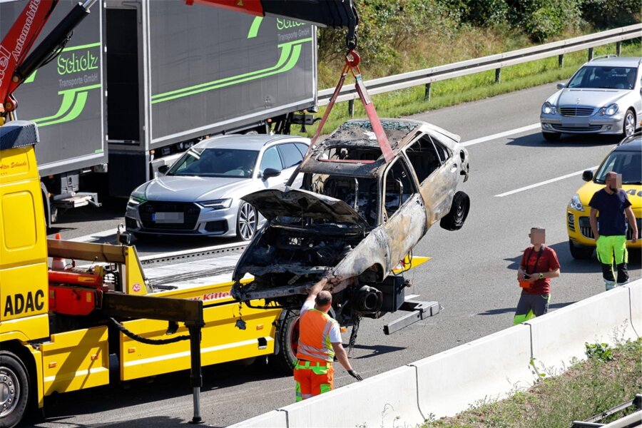 19-Jährige überschlägt sich auf Autobahn bei Chemnitz und rettet sich aus brennendem Wagen - Feuer auf der Autobahn: Gegen 13 Uhr kollidierte eine Ford-Fahrerin mit einem Sattelschlepper (Fahrer: 55) und überschlug sich. Die Feuerwehr rückte an.