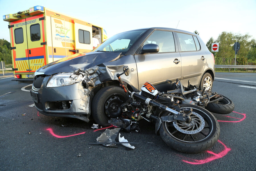 19-jähriger Motorradfahrer nach Unfall mit Pkw schwer verletzt - Schwerer Unfall auf der B 101 nahe Siebenlehn