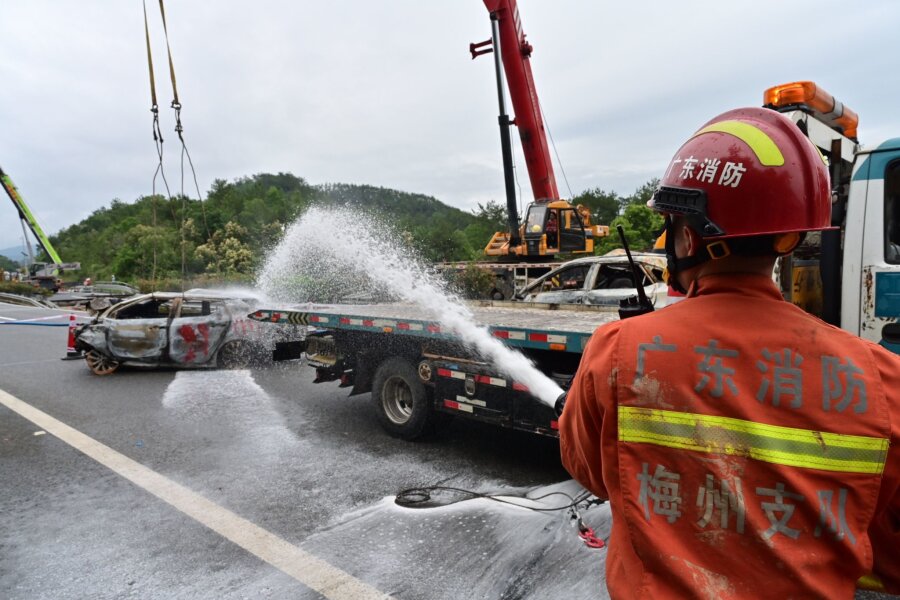 19 Tote nach Schnellstraßen-Einsturz in China - Feuerwehrleute arbeiten an der Unfallstelle auf der Schnellstraße Meizhou-Dabu in der Provinz Guangdong.
